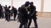 "Полицейские операции на основе этнической принадлежности". Amnesty International осудила Баку и Москву за взаимный прессинг граждан